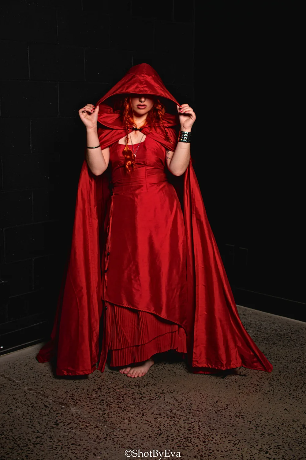 Robe et grande cape à capuchon en satin rouge