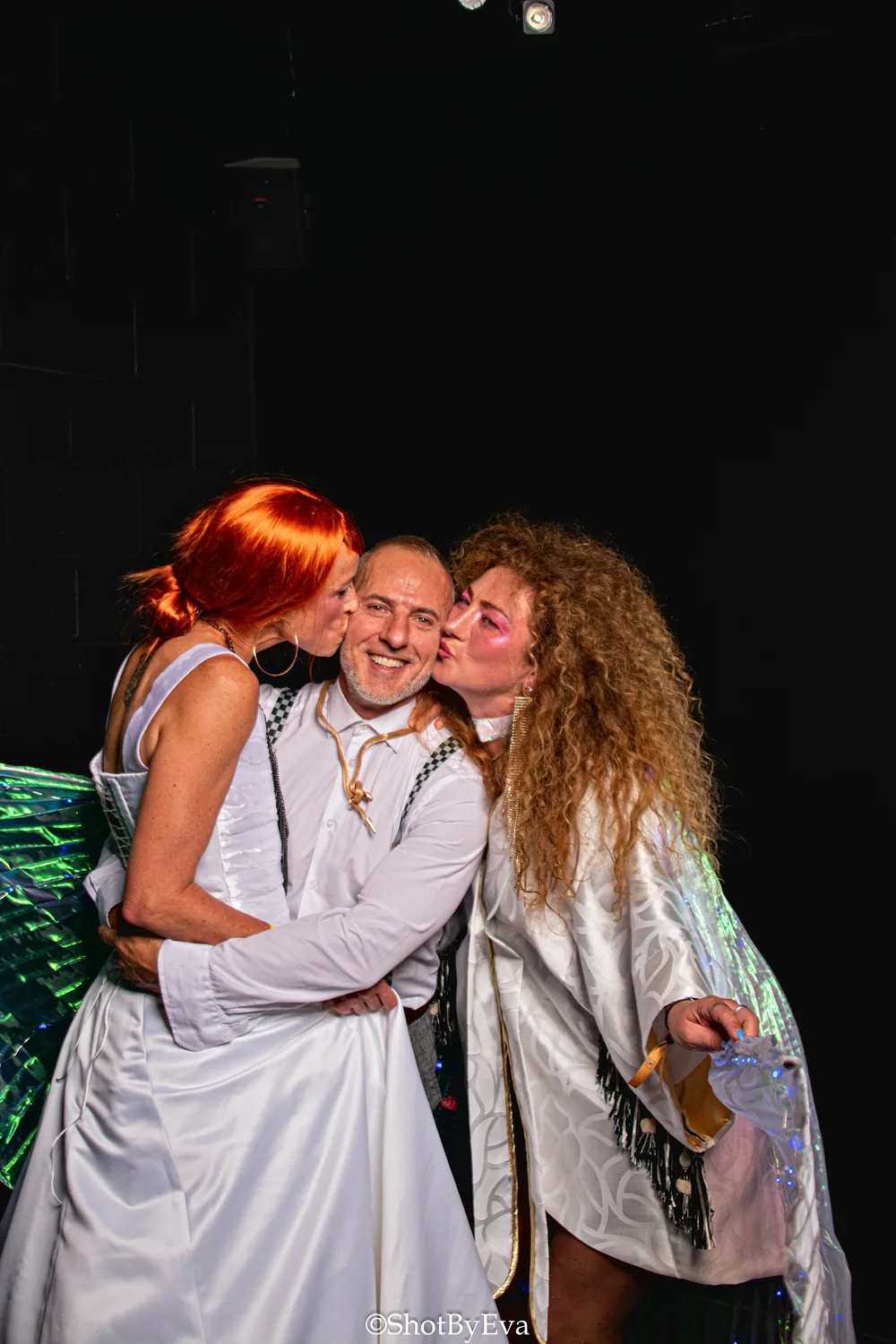 Sylvain Brochu kissed by two models at the end of the night